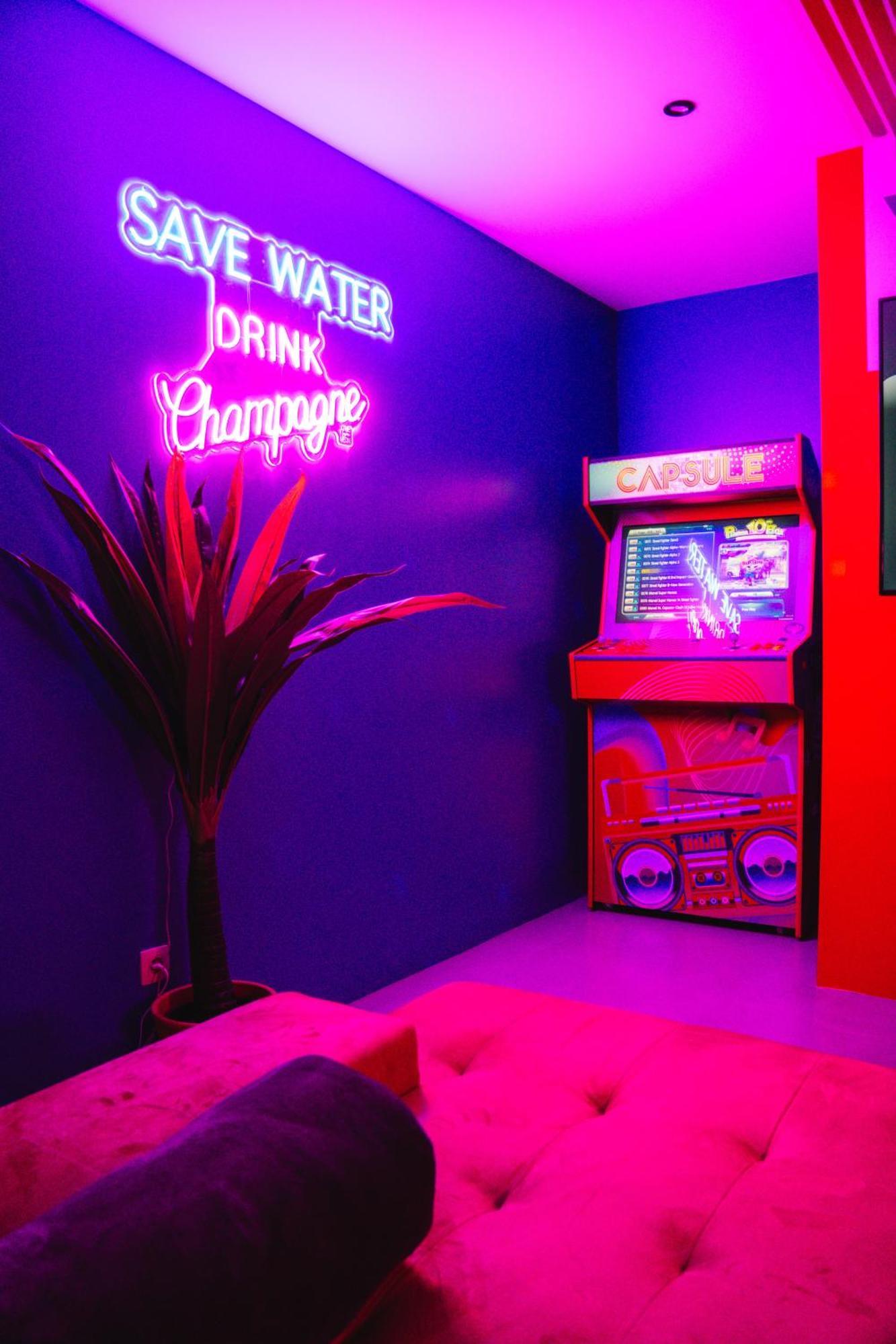 Capsule Boogie-Woogie - Jacuzzi - Sauna - Billard - Jeux - Ecran Geant - Filet Suspendu - Netflix Ла-Лувьер Экстерьер фото
