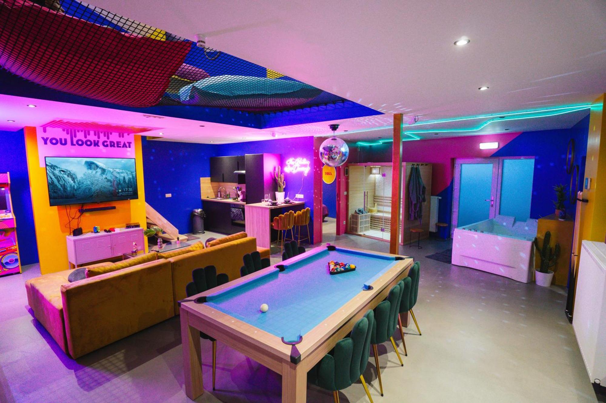 Capsule Boogie-Woogie - Jacuzzi - Sauna - Billard - Jeux - Ecran Geant - Filet Suspendu - Netflix Ла-Лувьер Экстерьер фото